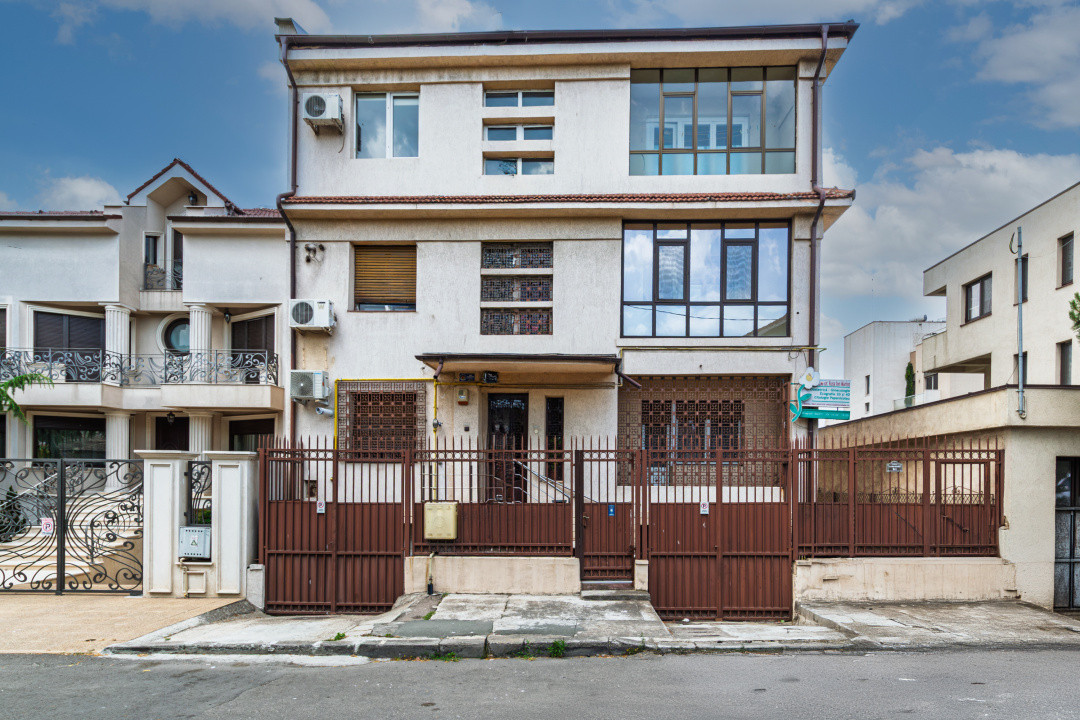 Vilă tip bloc 12 camere, 2 garaje 2 boxe zona Tomis 1 Flămânda