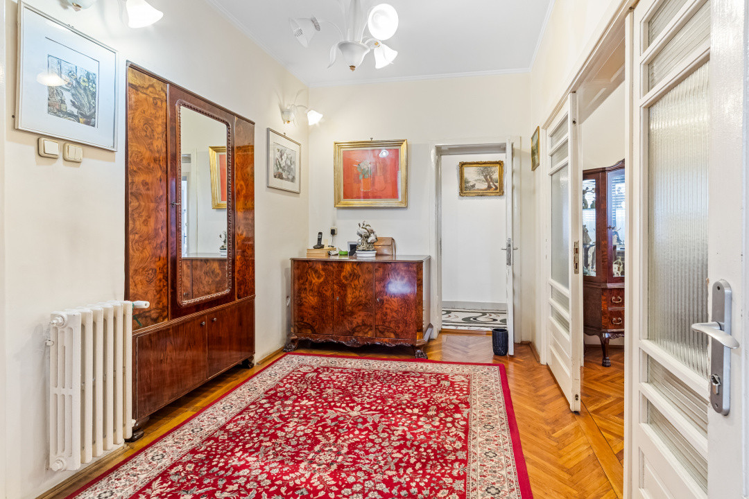 Vilă tip bloc 12 camere, 2 garaje 2 boxe zona Tomis 1 Flămânda