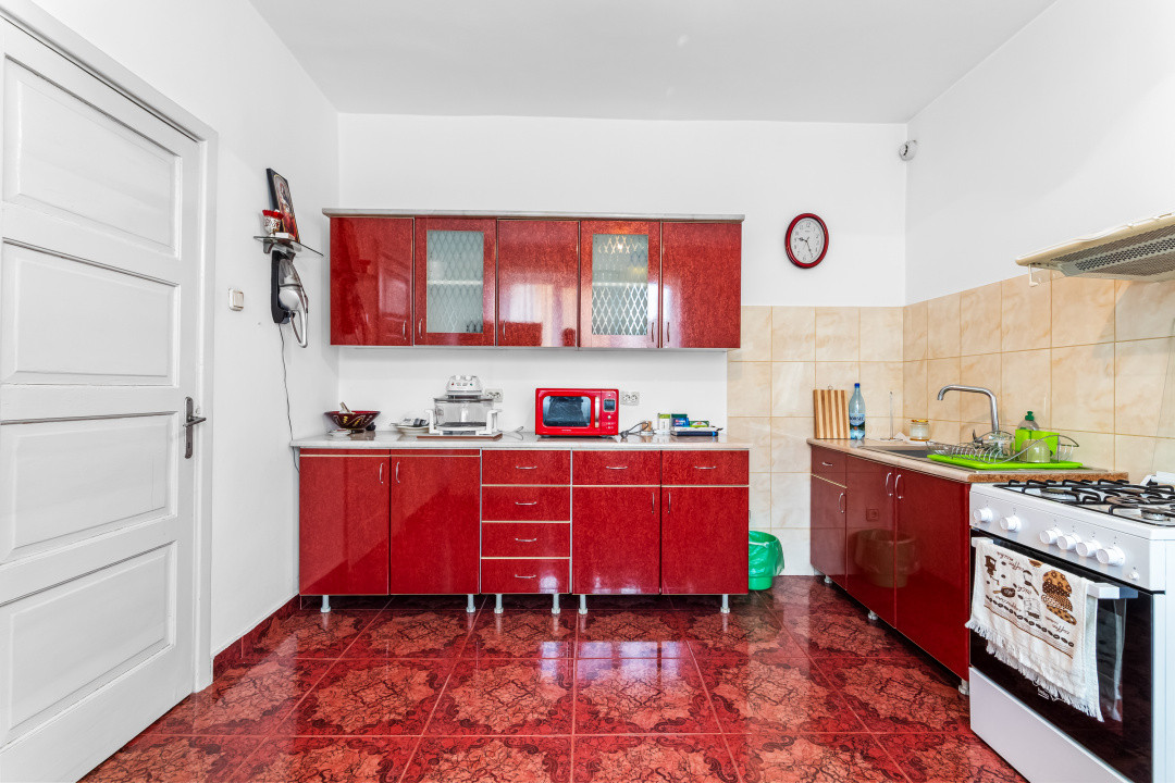Vilă tip bloc 12 camere, 2 garaje 2 boxe zona Tomis 1 Flămânda