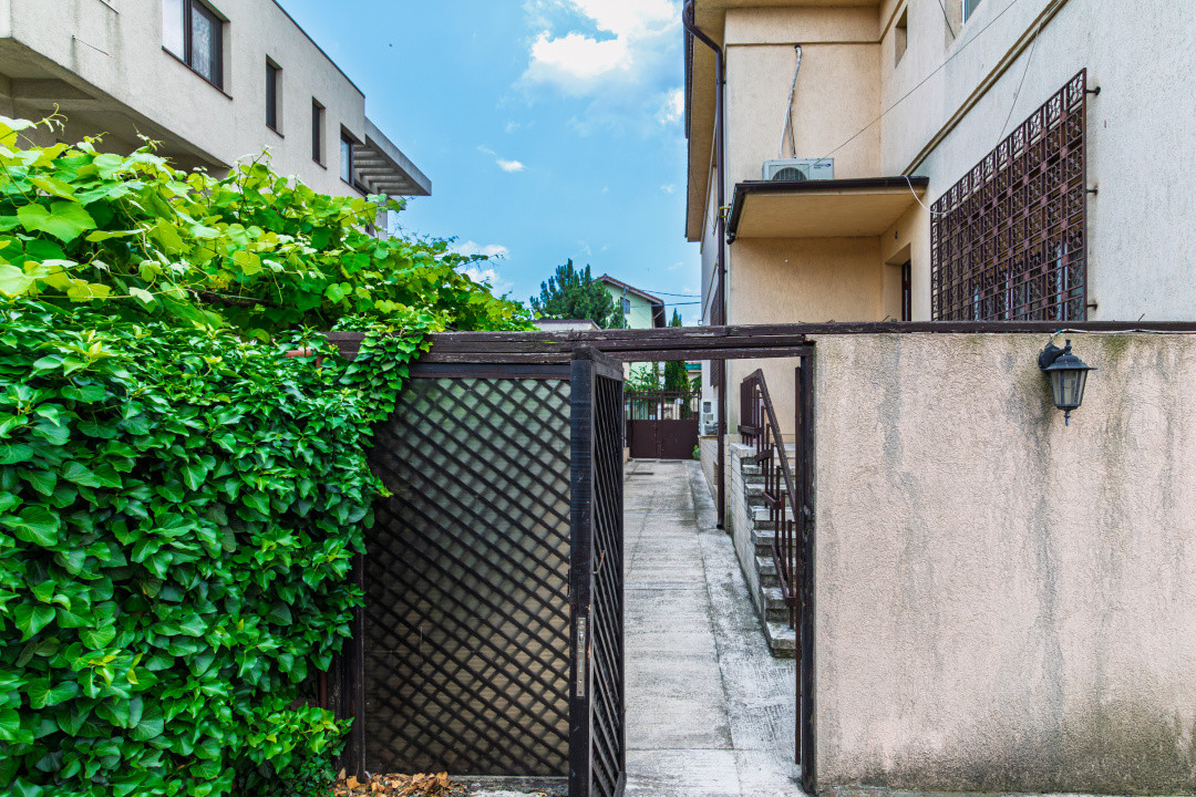 Vilă tip bloc 12 camere, 2 garaje 2 boxe zona Tomis 1 Flămânda