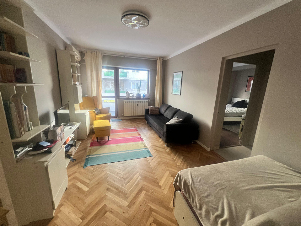 Centru apartament 3 camere renovat etajul 1 vedere stradala