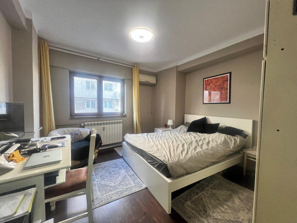 Centru apartament 3 camere renovat etajul 1 vedere stradala
