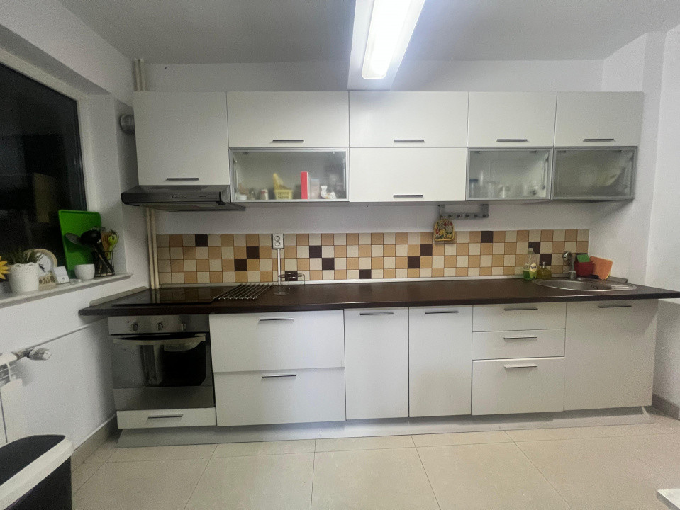 Centru apartament 3 camere renovat etajul 1 vedere stradala