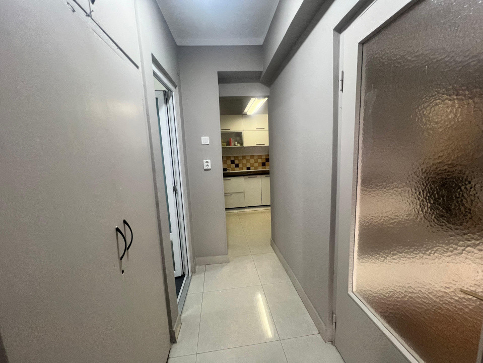 Centru apartament 3 camere renovat etajul 1 vedere stradala