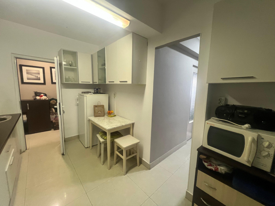 Centru apartament 3 camere renovat etajul 1 vedere stradala