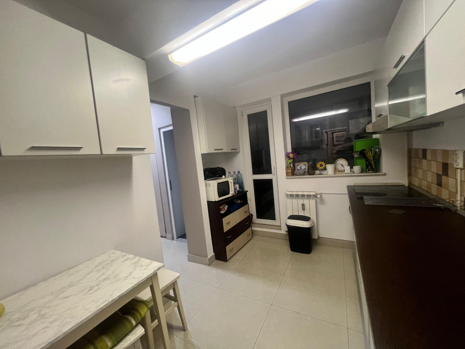 Centru apartament 3 camere renovat etajul 1 vedere stradala