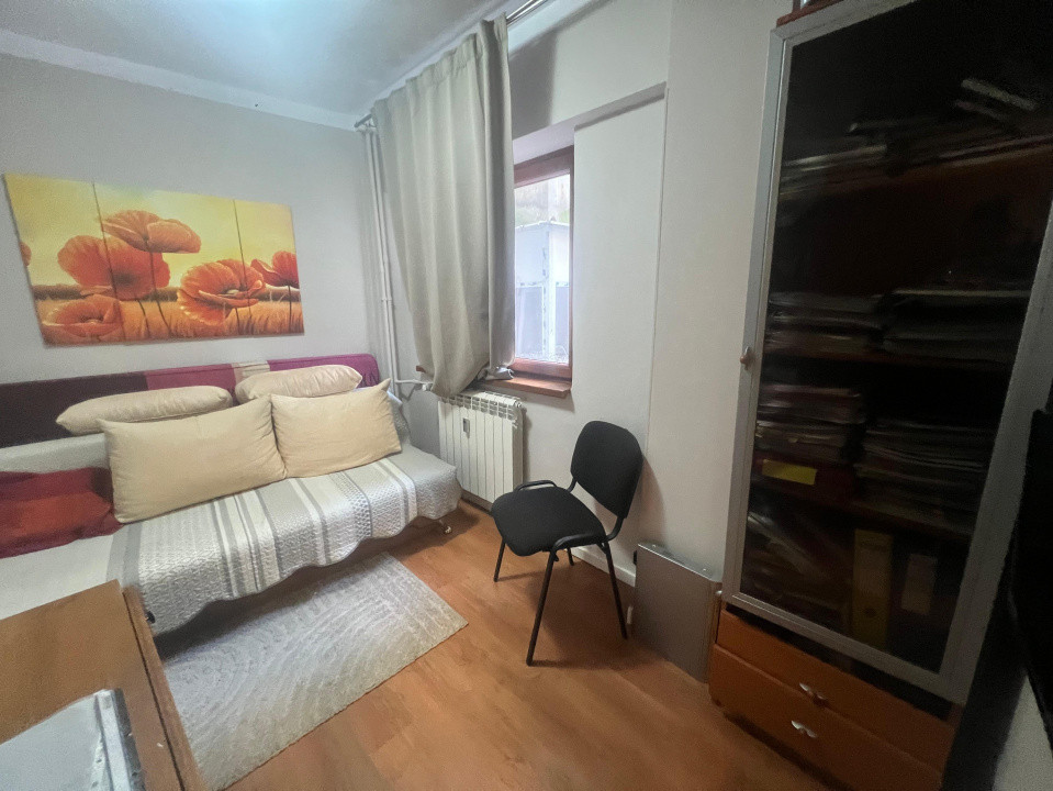 Centru apartament 3 camere renovat etajul 1 vedere stradala