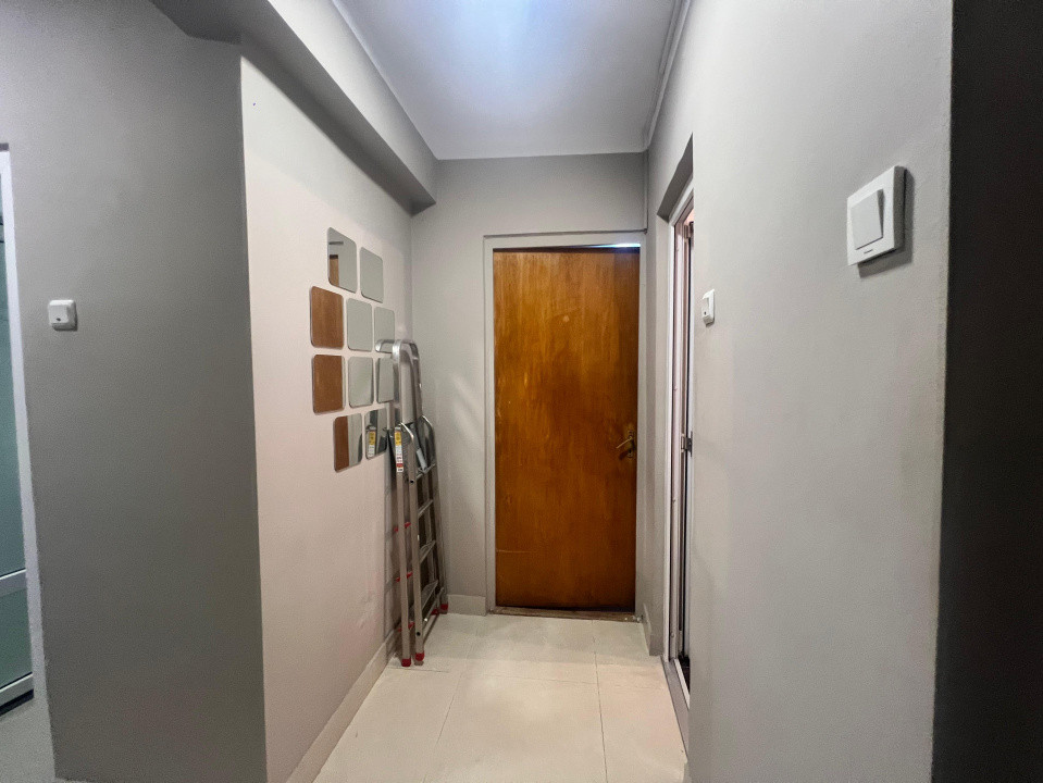 Centru apartament 3 camere renovat etajul 1 vedere stradala