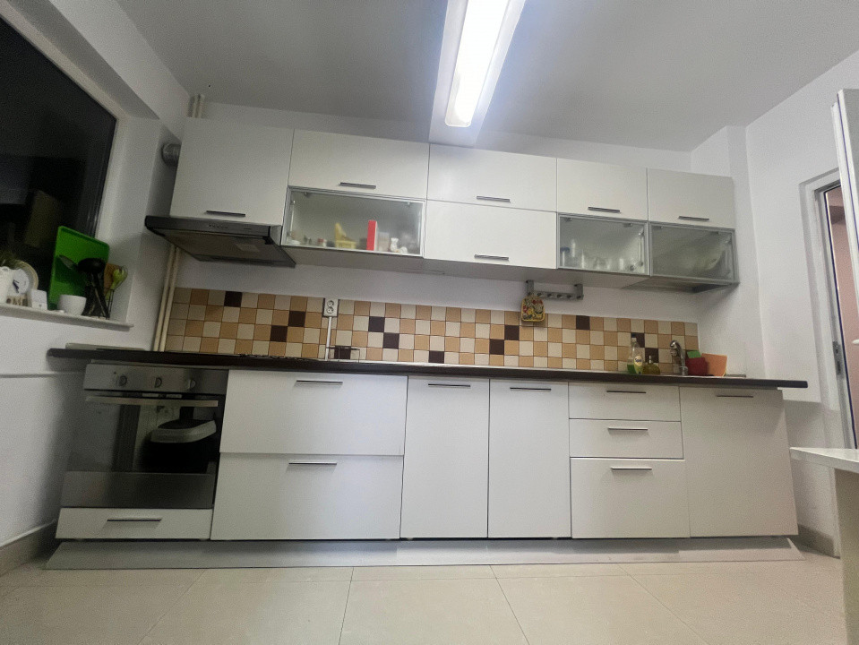 Centru apartament 3 camere renovat etajul 1 vedere stradala