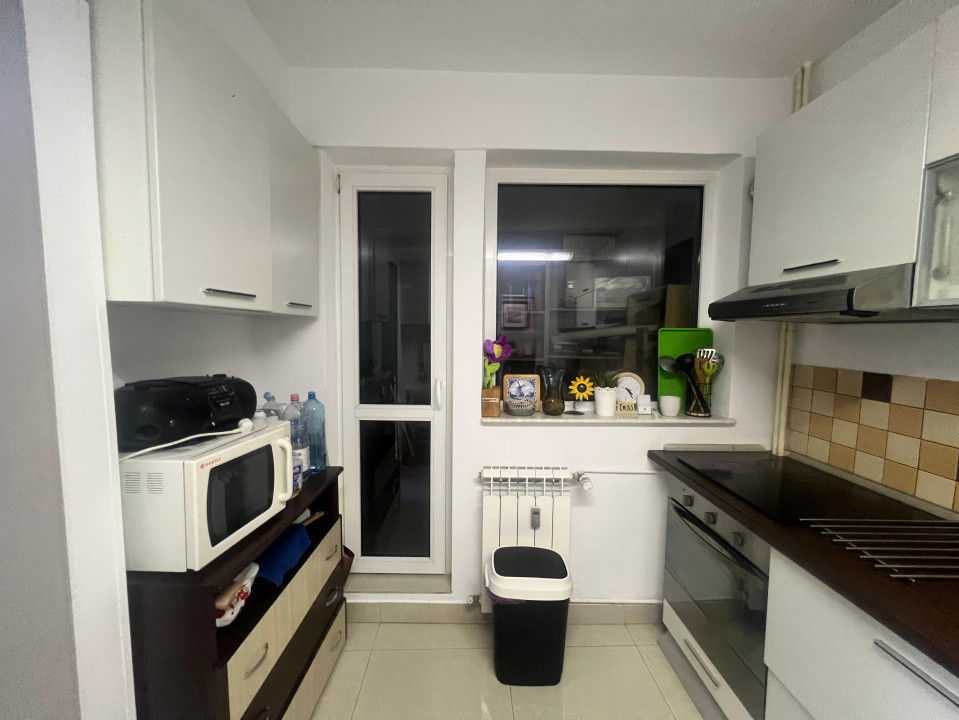 Centru apartament 3 camere renovat etajul 1 vedere stradala