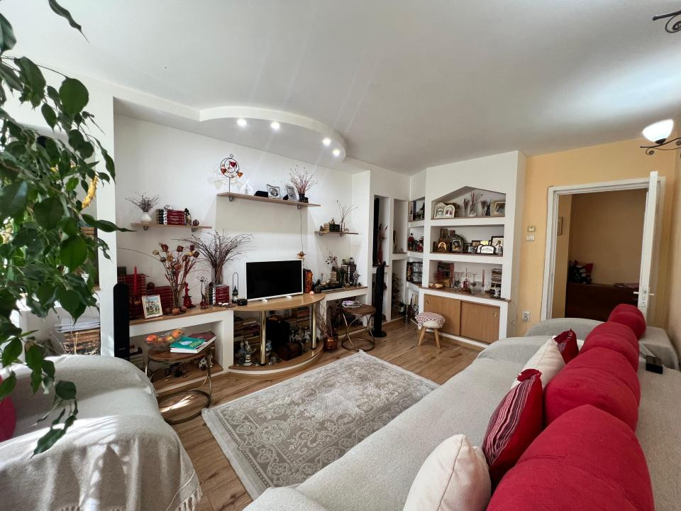 Far  apartament 3 camere decomandat etaj 1 loc parcare