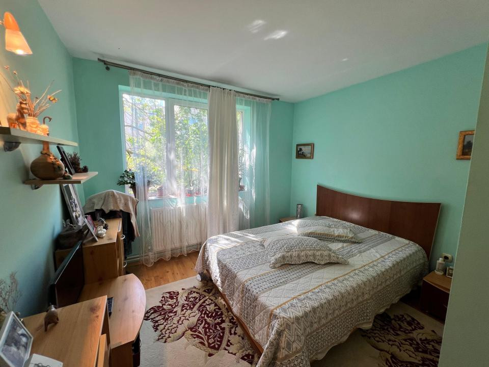 Far  apartament 3 camere decomandat etaj 1 loc parcare