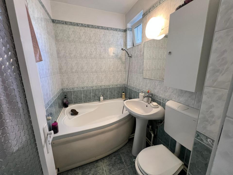 Far  apartament 3 camere decomandat etaj 1 loc parcare