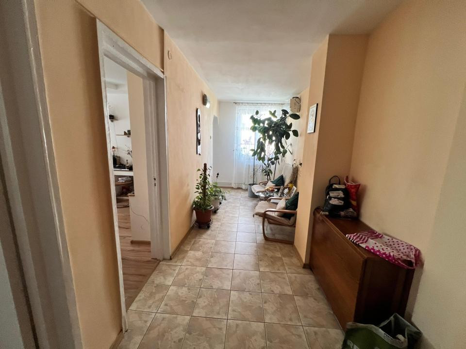 Far  apartament 3 camere decomandat etaj 1 loc parcare