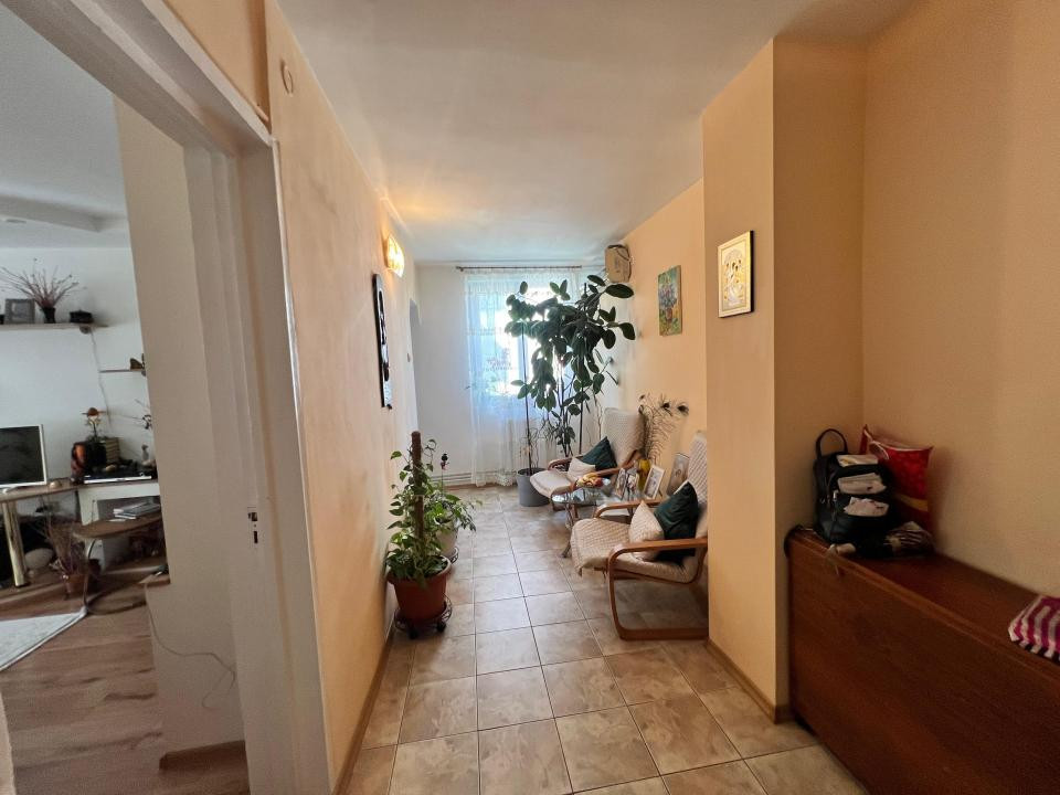 Far  apartament 3 camere decomandat etaj 1 loc parcare