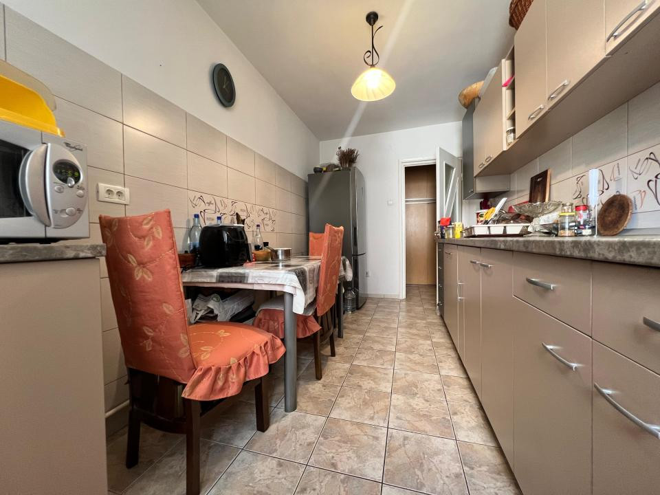 Far  apartament 3 camere decomandat etaj 1 loc parcare