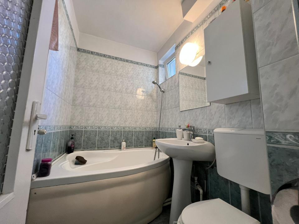 Far  apartament 3 camere decomandat etaj 1 loc parcare