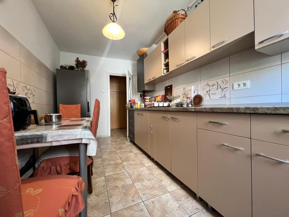 Far  apartament 3 camere decomandat etaj 1 loc parcare
