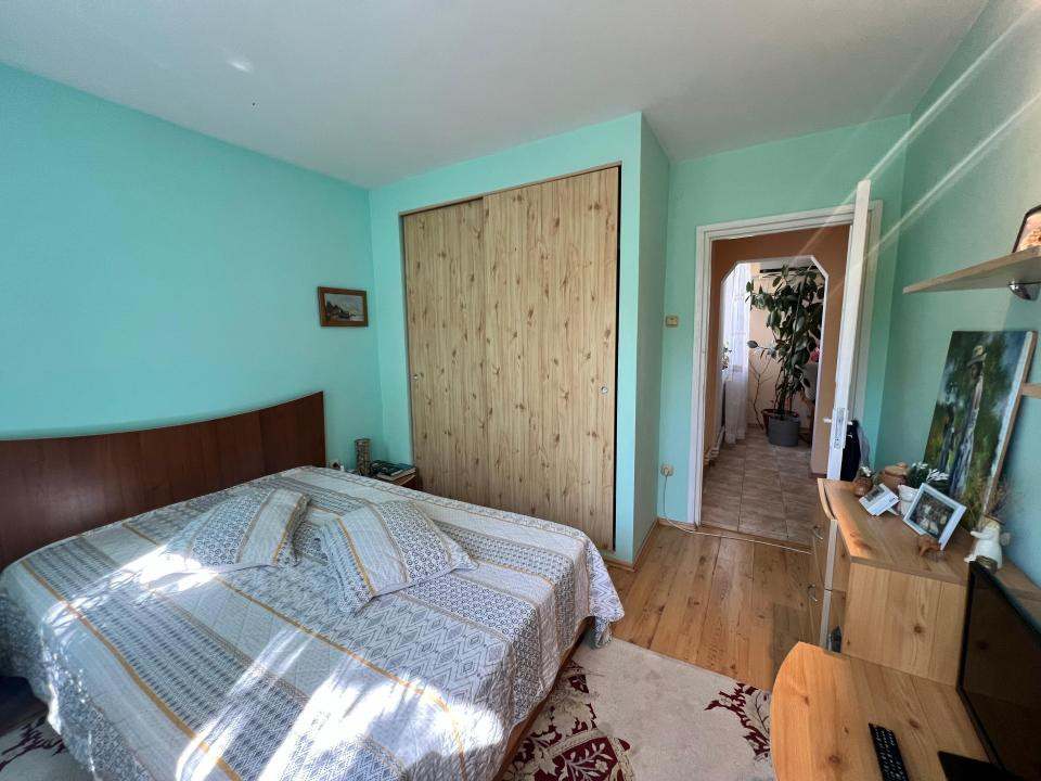 Far  apartament 3 camere decomandat etaj 1 loc parcare