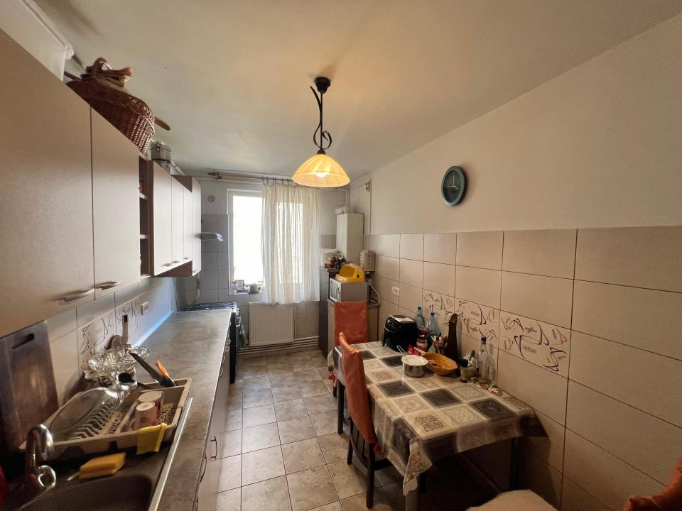 Far  apartament 3 camere decomandat etaj 1 loc parcare