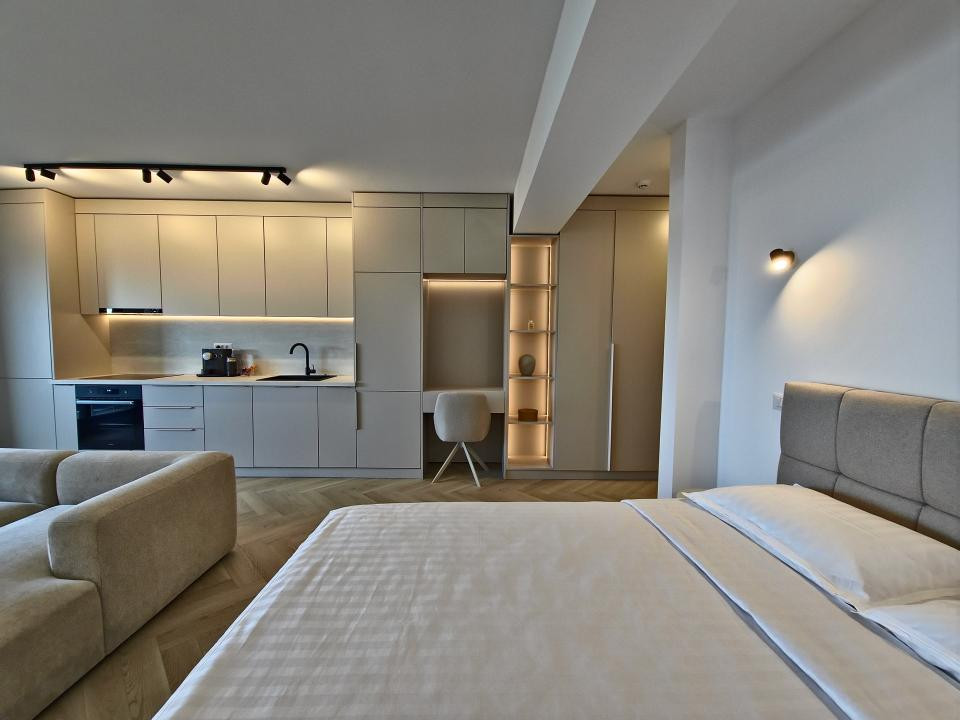 Prima închiriere Studio lux vedere lac parcare subterană Mamaia
