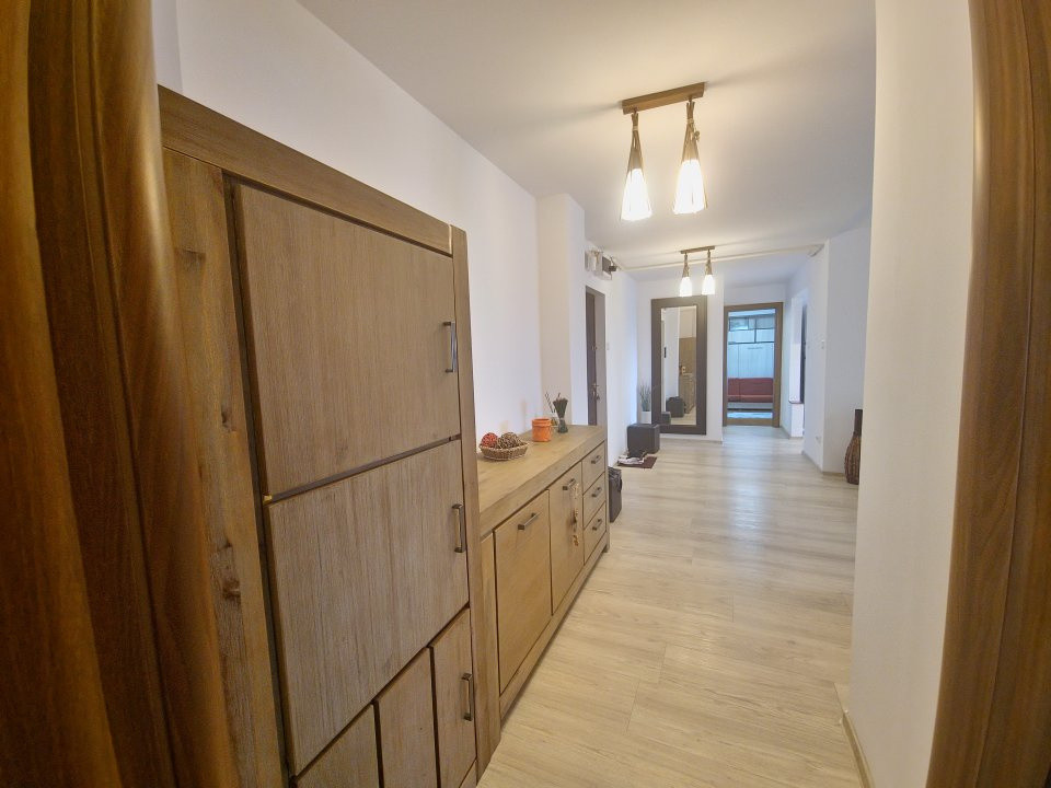 Vedere la mare Faleza Nord 3 camere loc de parcare termen lung disponibil cu 1 