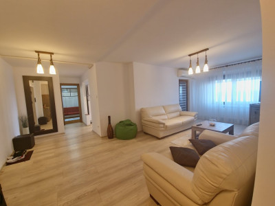 Vedere la mare Faleza Nord 3 camere loc de parcare termen lung disponibil cu 1 