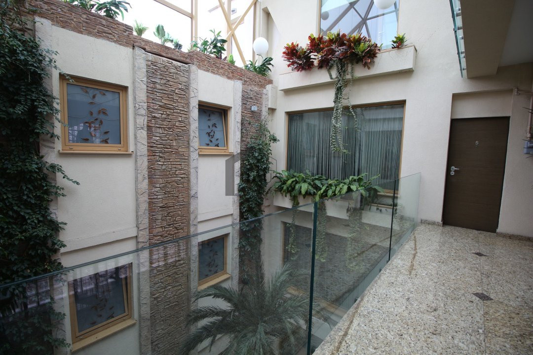Apartament 3 camere 2 bai lux parcare subterana termen lung zona KM 5