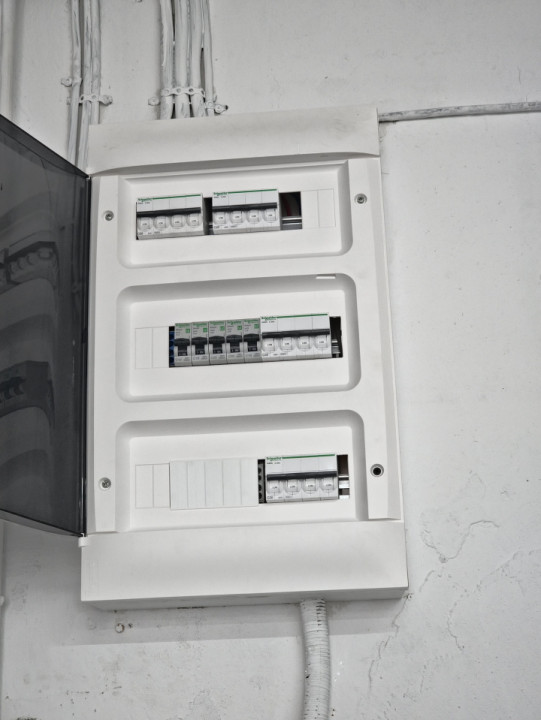 Hala 145 mp si spatiu de birouri Interioară 3 nr 1 2 intrări renovată