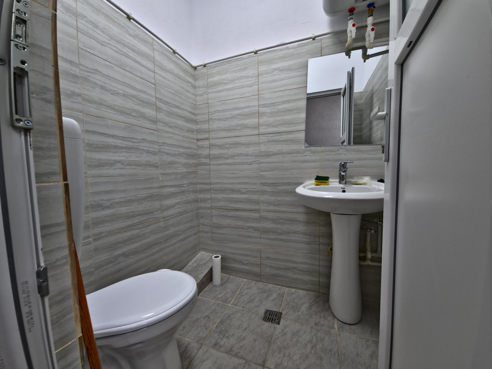 Hala 145 mp si spatiu de birouri Interioară 3 nr 1 2 intrări renovată